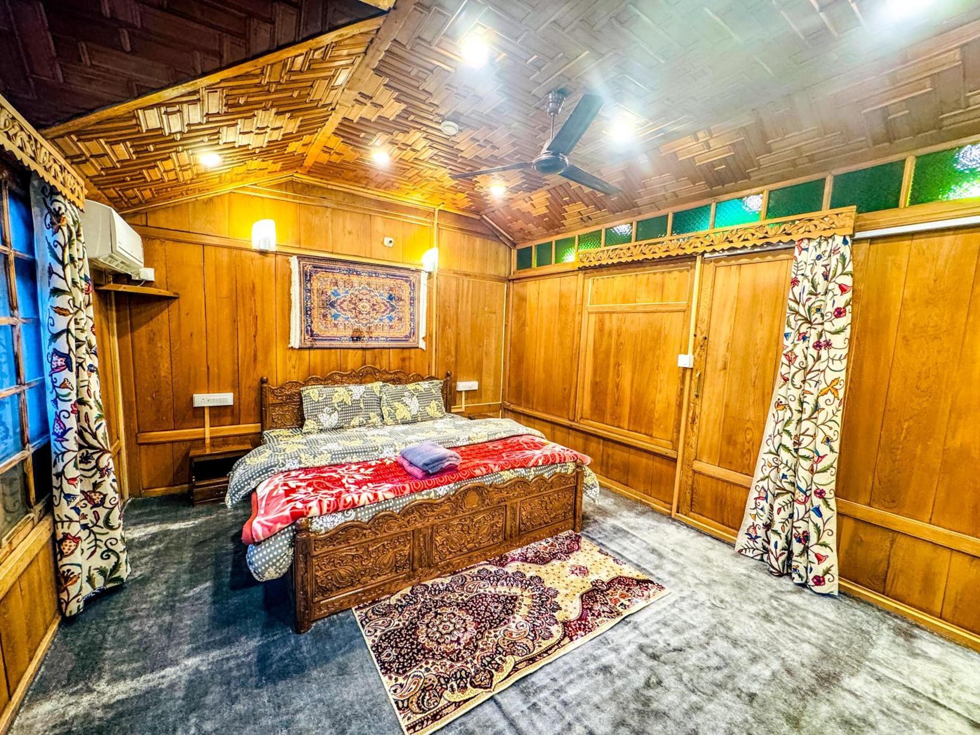Hotel Peacock Houseboats Srīnagar Zewnętrze zdjęcie